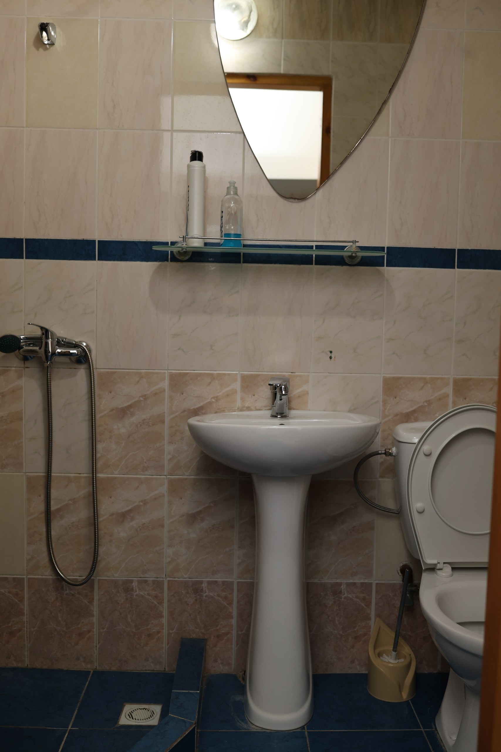 Baie privată cu plăci de marmură