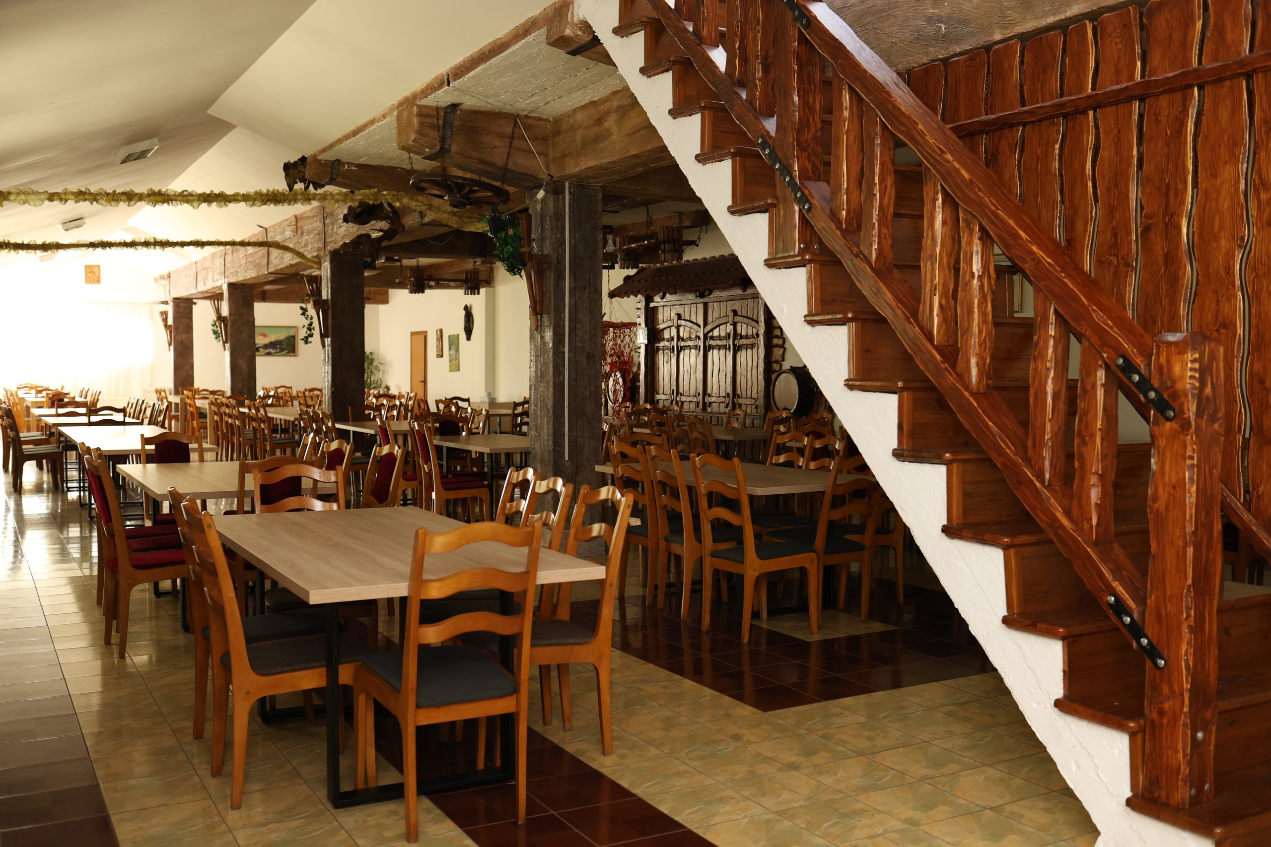 Sala restaurantului cu mese aliniate